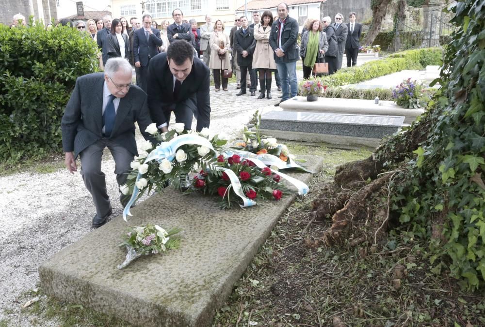 Una ofrenda floral honra a Cela en su centenario