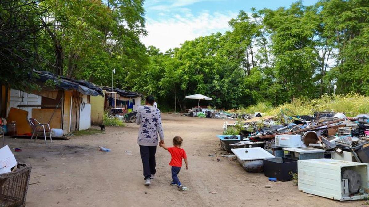 Una madre y su pequeño de dos años en el asentamiento del Cordel de Écija.