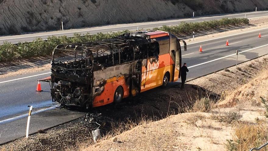 Arde un autobús escolar que se dirigía de Murcia a Caravaca