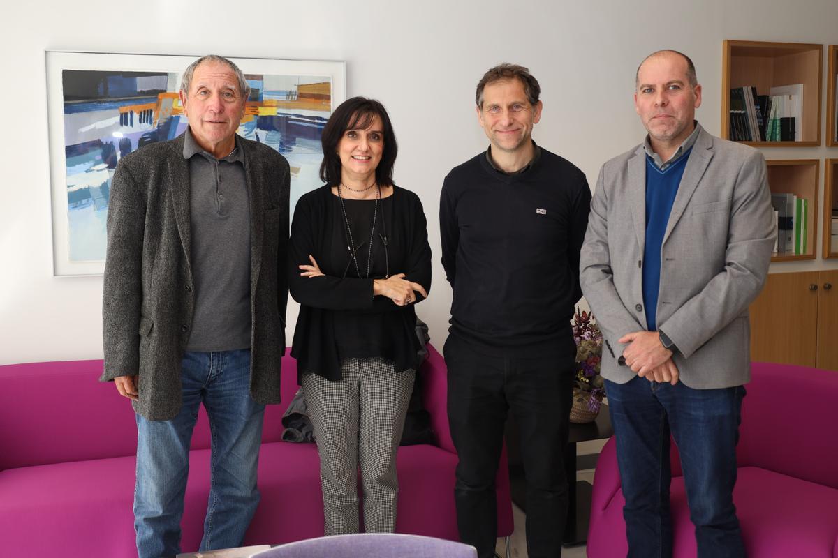 Los representantes de los arquitectos y aparejadores tras sellar el acuerdo conjunto,