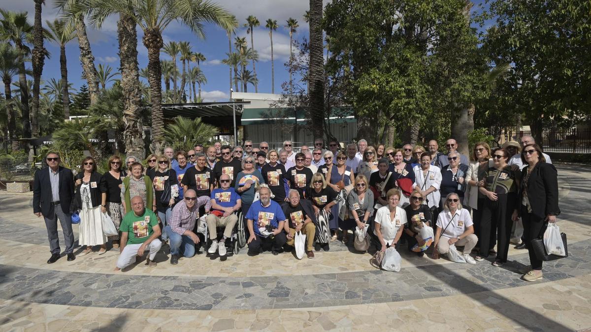 Foto de familia de los ex alumnas y ex alumnos del instituto La Asunción que se reunieron ayer