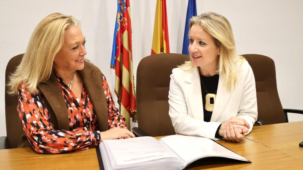 La concejala de Hacienda Pilar Ureña y la alcaldesa de Xirivella, Paqui Bartual.