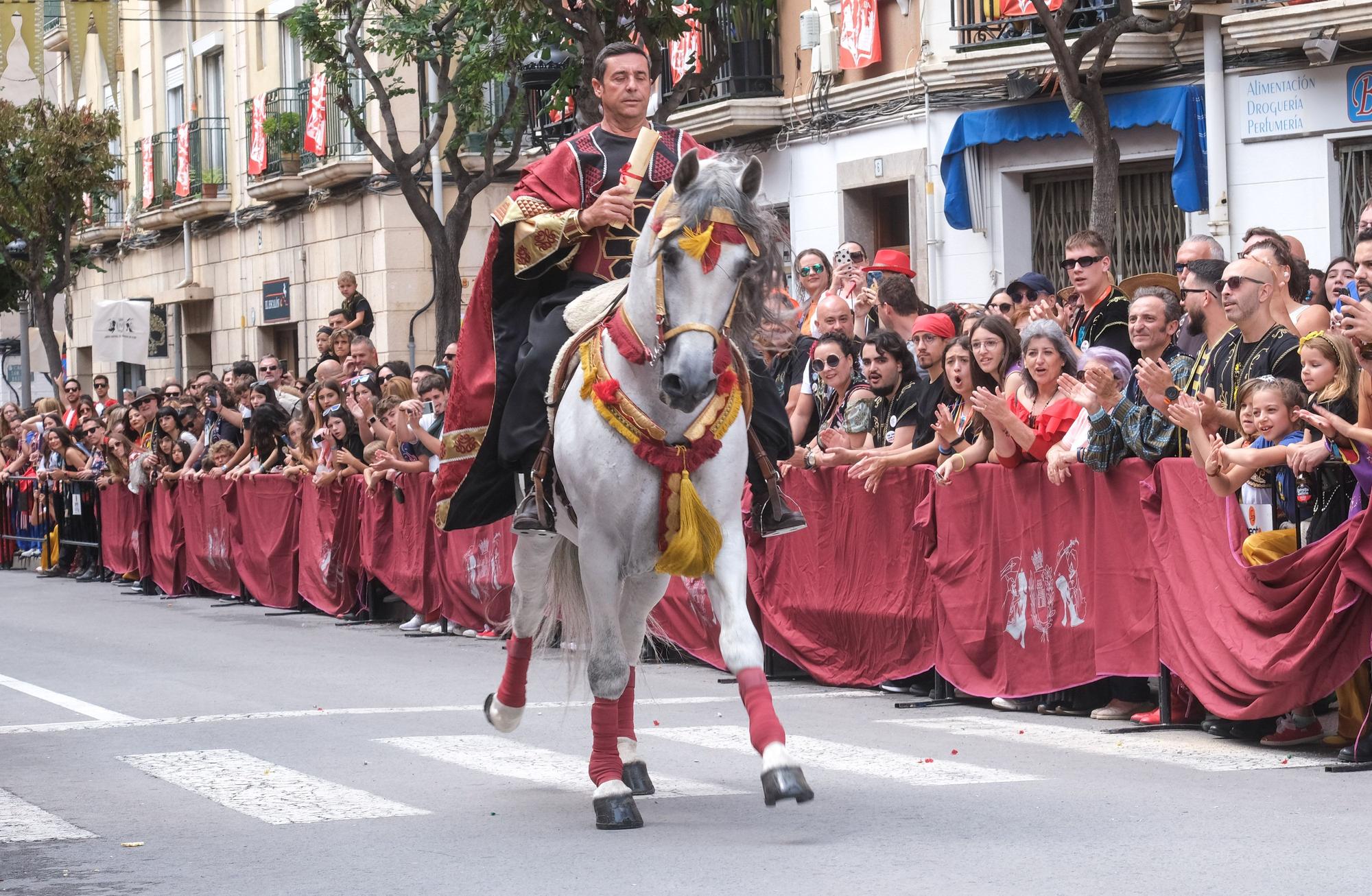 Los moros conquistan el castillo bajo la lluvia. Así ha sido la embajada mora de las fiestas de Elda