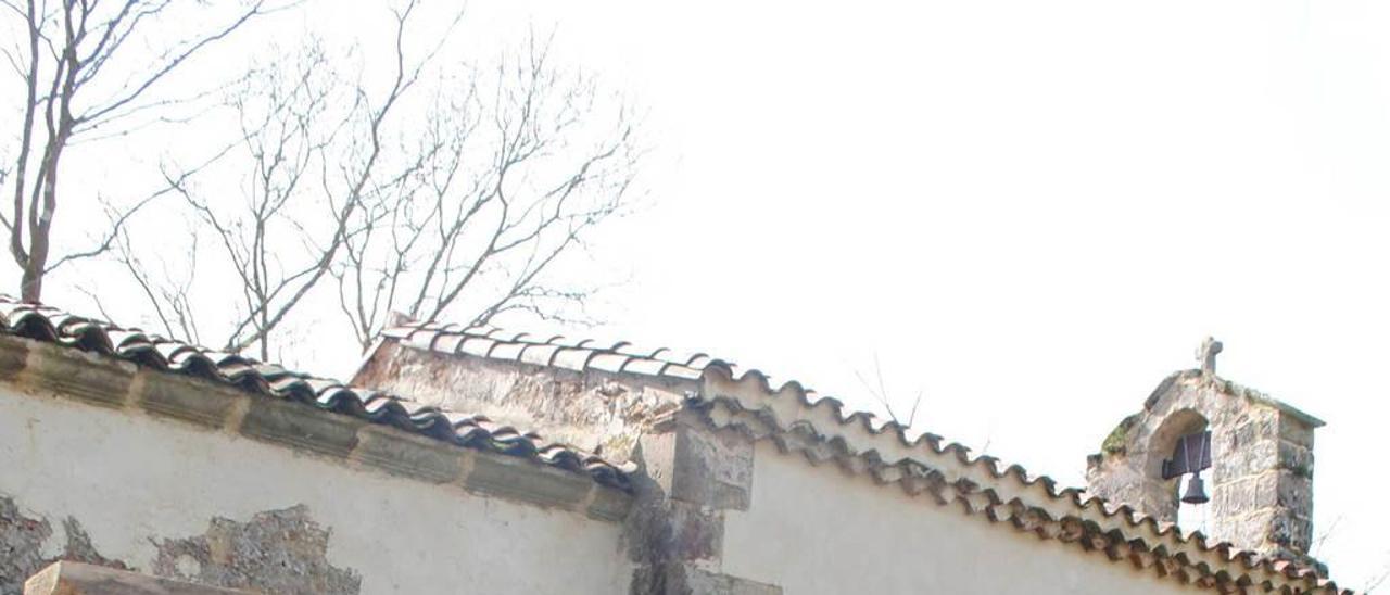 María José Asla y Manoli Vega, en el lugar en el que estaba el pino, con la capilla de Bienvenida detrás.