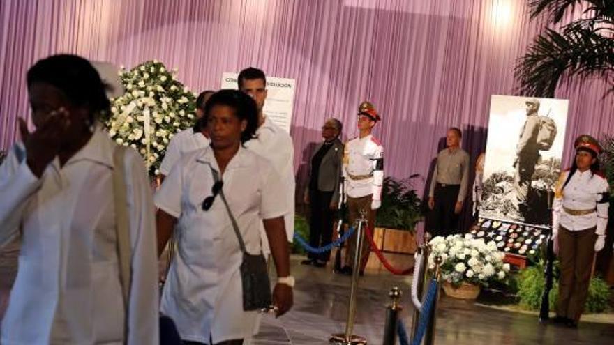 Un grup de persones acomiadant-se ahir de Castro al memorial de la plaça de la Revolució a l&#039;Havana.