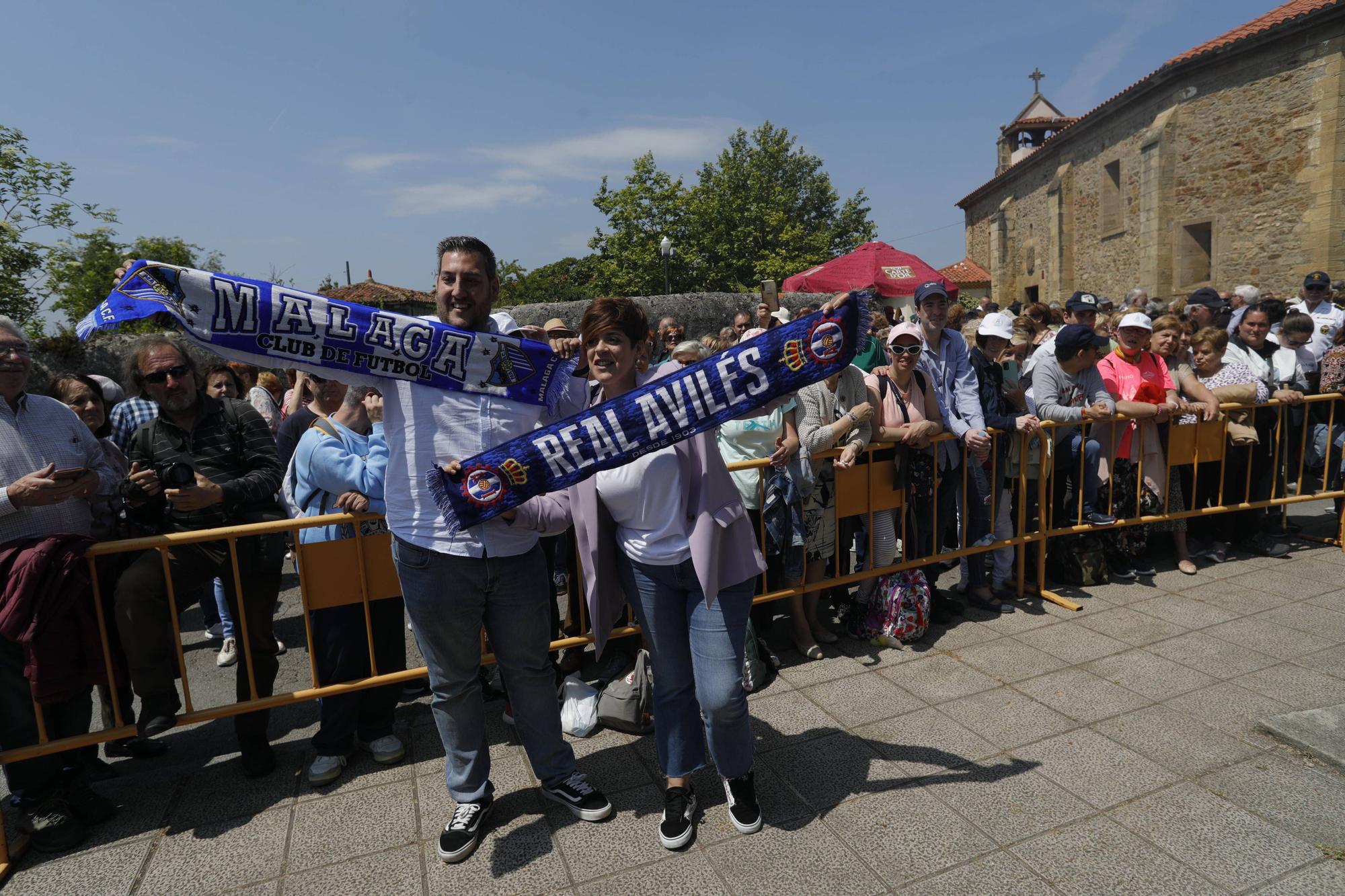 En imágenes: Tradicional rito del beso en la ermita de La Luz de Avilés