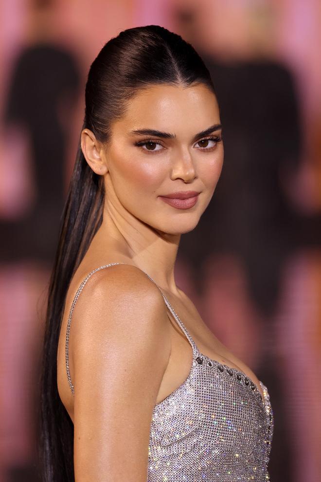 Plano detalle del look de Kendall Jenner en Le Défilé L'Oréal Paris