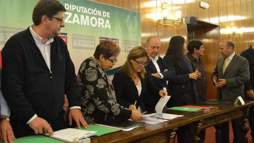 Representantes de los Grupos de Acción Local durante la firma de un convenio con la Diputación.