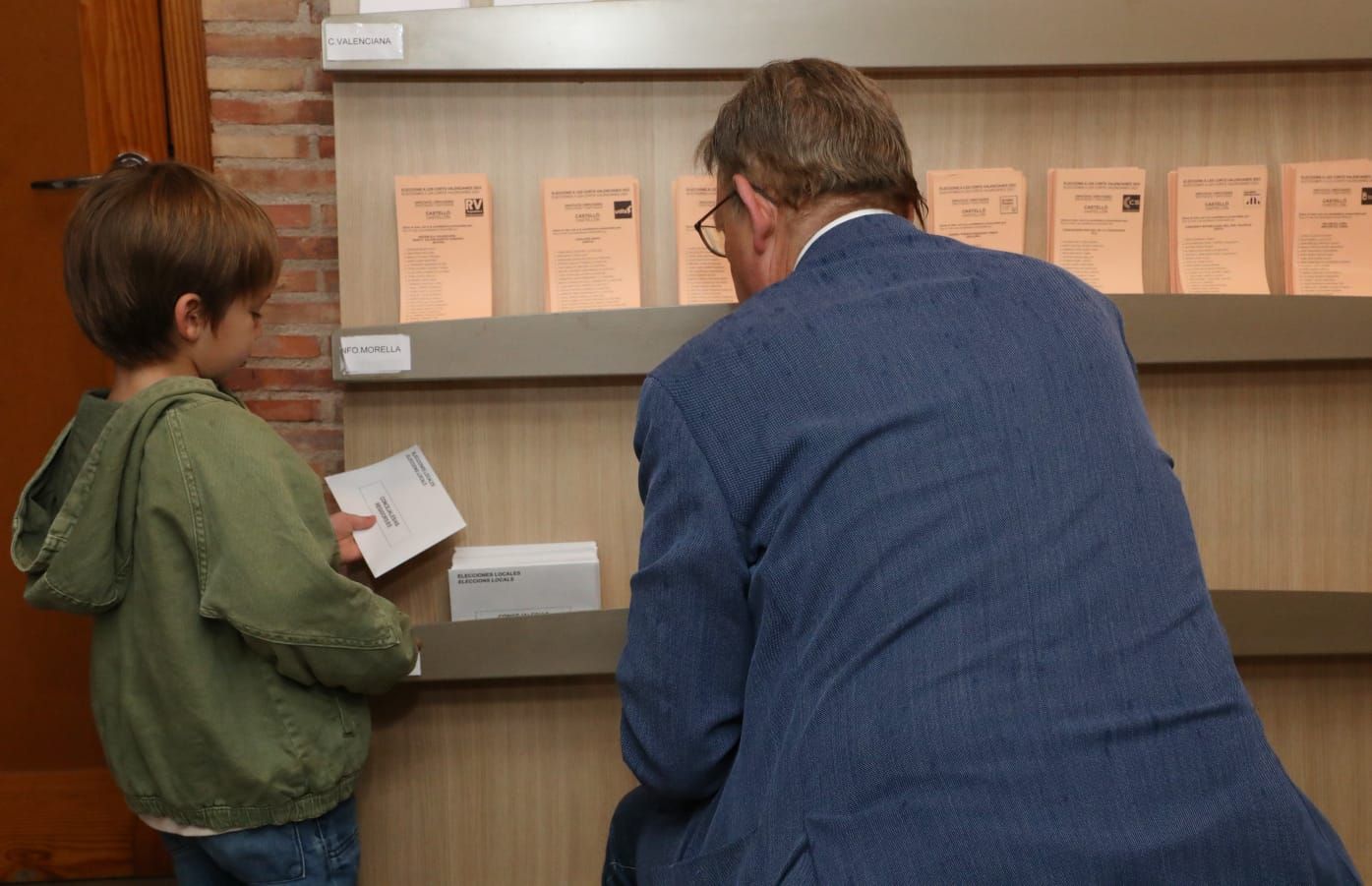 Ximo Puig preparando la papeleta electoral en Morella