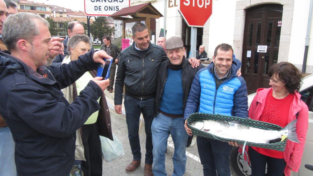 "El Sastrín", con el "Campanu" de Asturias tras capturarlo en el Sella.