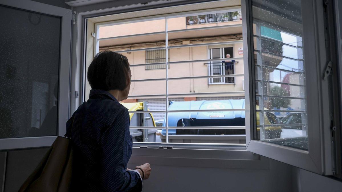 La vecina de San Vicente que tiene contenedores de basura y olor a orín a un metro de la ventana de su casa