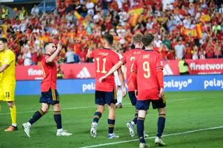 Victoria y fiesta en el regreso de la selección española a Málaga (2-0)