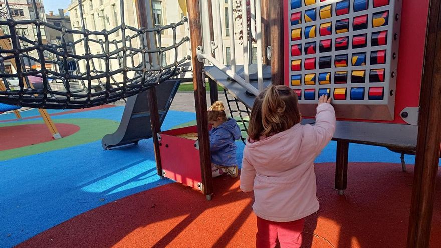 VÍDEO: Más amplio y mejor dotado: así es el nuevo parque infantil de la Pola