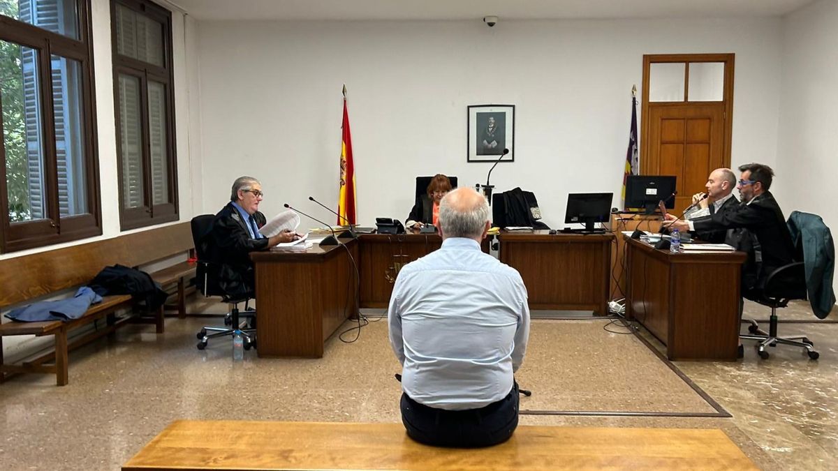 El exjefe de Traumatología de Son Espases, José Luis Suárez, durante el juicio por agresión sexual a una paciente.