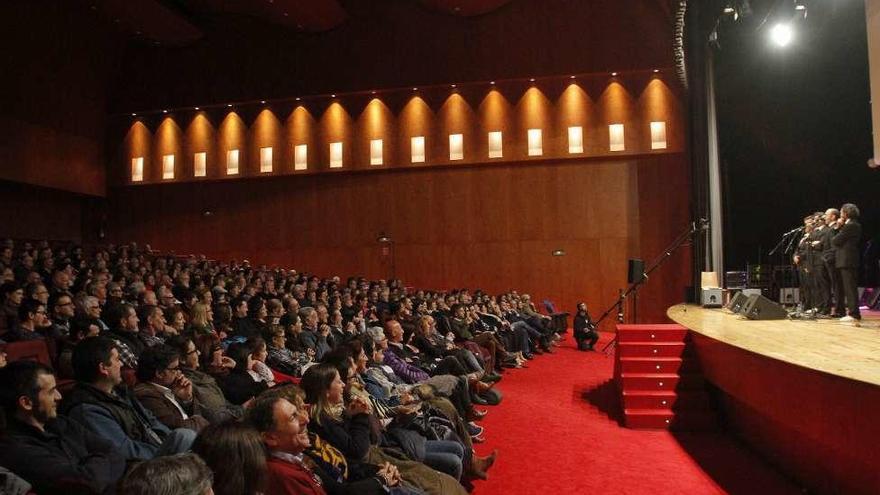 Público no Teatro Municipal de Tui na actuación de &quot;Voces da Rádio&quot;. // Adrián Irago