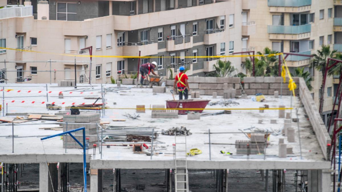 Edificio en construcción en la capital grancanaria.