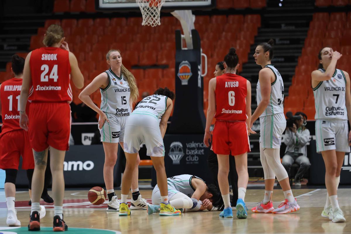 Preocupación entre las jugadoras al ver a Ouviña con dolor en el suelo