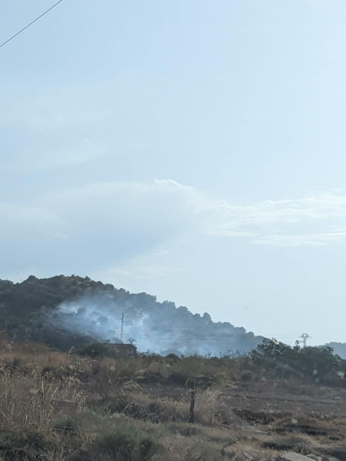 El incendio de la Vall d'Uixó declarado este jueves 27 de agosto ha alcanzado terrenos forestales.