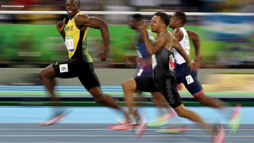 Bolt gana sonriendo