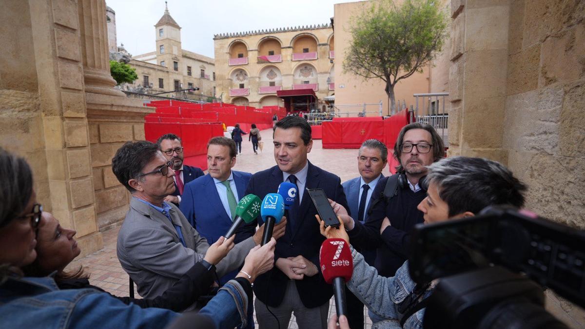 El alcalde de Córdoba, José María Bellido, atiende a los medios de comunicación.