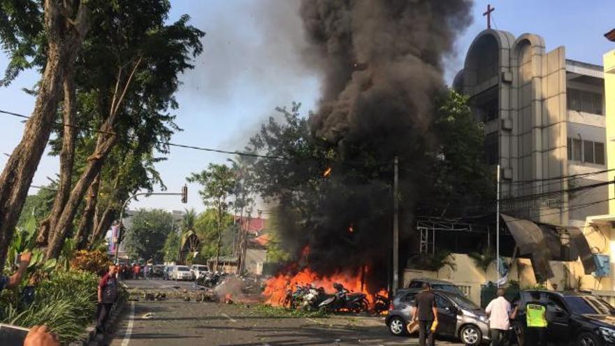 Un atentado perpetrado por una familia en Indonesia deja una docena de heridos
