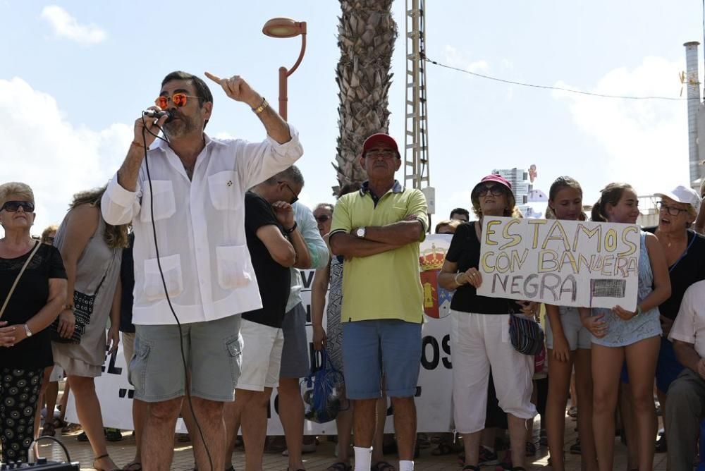 Protestas por el estado del Mar Menor en Los Nieto