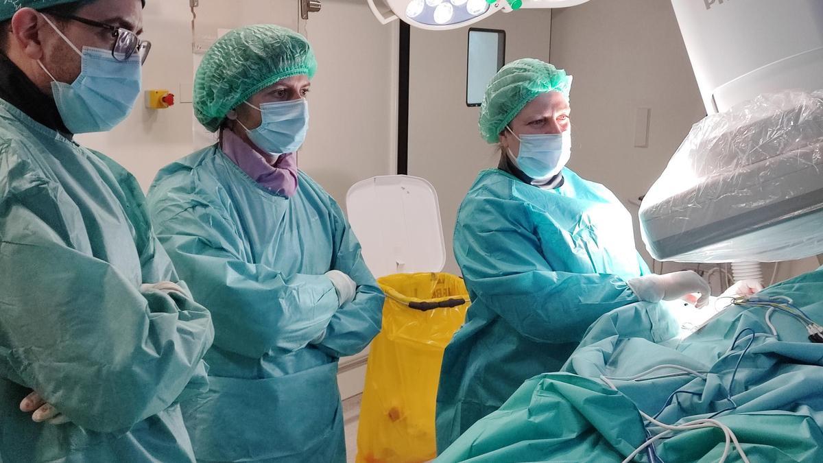 Professionals de la Unitat d’Insuficiència Cardíaca de l’hospital Trueta fent una intervenció.