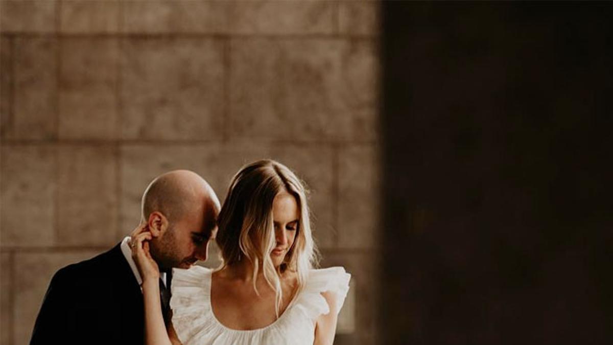 Vestido de novia midi y sin mangas