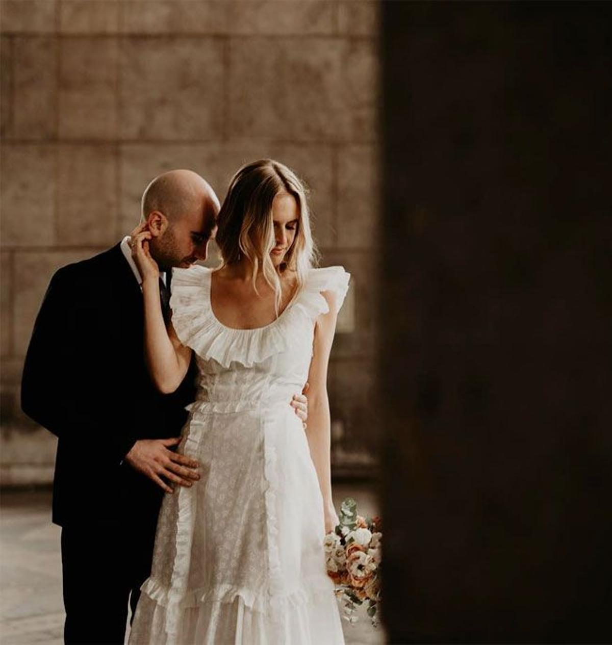 Vestido de novia midi y sin mangas