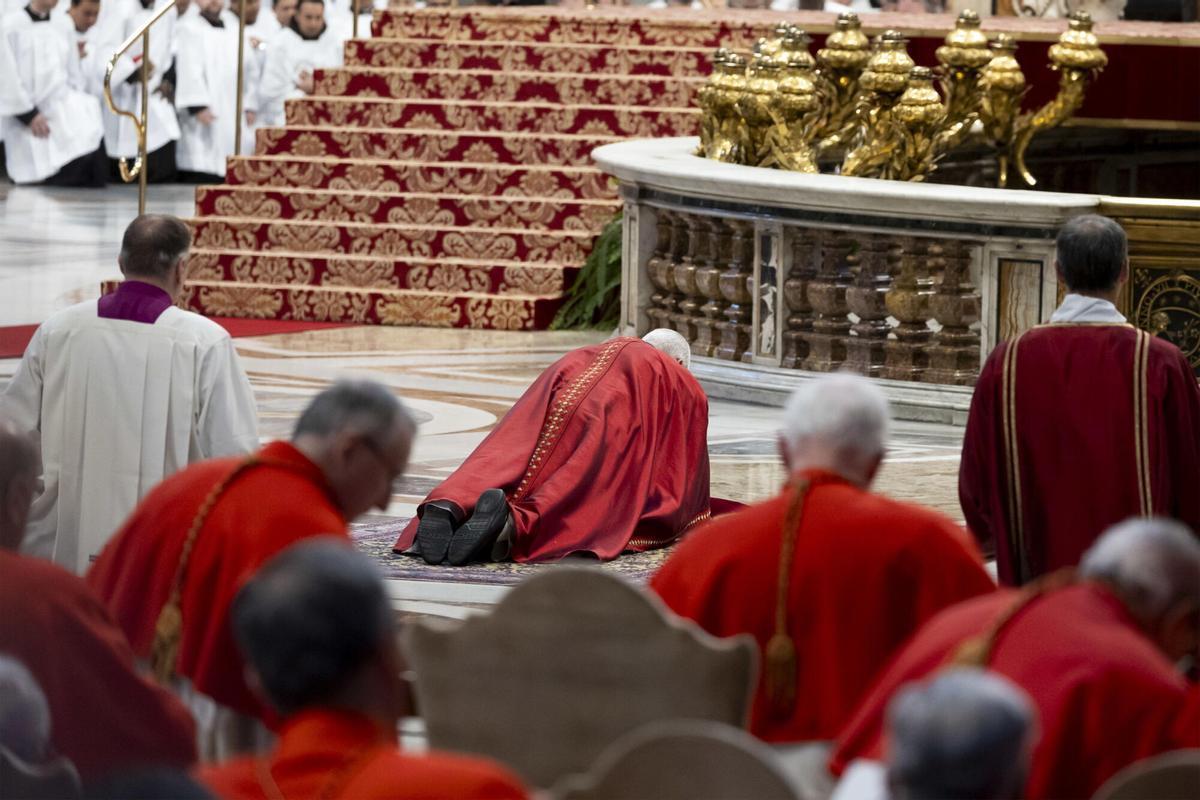 VATICAN CITY (Vatican City State (Holy See)), 03/04/2026.- Pope Leo XIV (C) leads the celebration of the Passion of Christ at the St. Peter’s Basilica, in Vatican City, 03 April 2026. (Papa) EFE/EPA/MASSIMO PERCOSSI