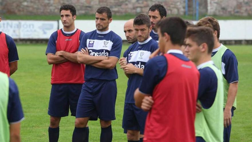 Los jugadores del Marino atienden a las explicaciones en un entrenamiento.