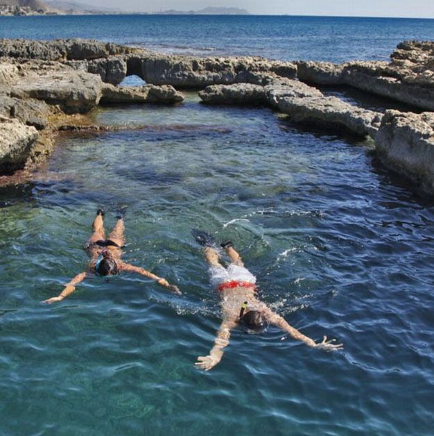 El paisaje permite disfrutar de unos fondos muy limpios y luminosos en los Baños de la Reina, en El Campello.