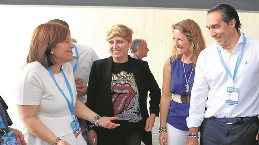 Corrillos, pulseras y fotos con ministro de ‘estrella invitada’