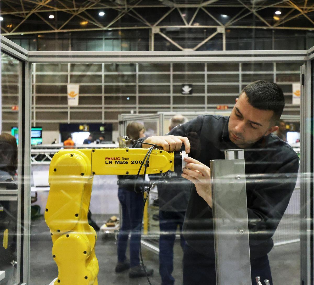 Feria Valencia . 300 estudiantes de FP haciendo pruebas pen la competicion de Skills FP , de donde saldra un equipo valenciano para competir con el resto de comunidades autonomas