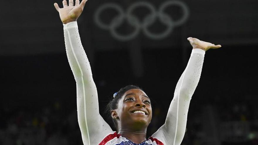 Simone Biles logra su tercer oro.