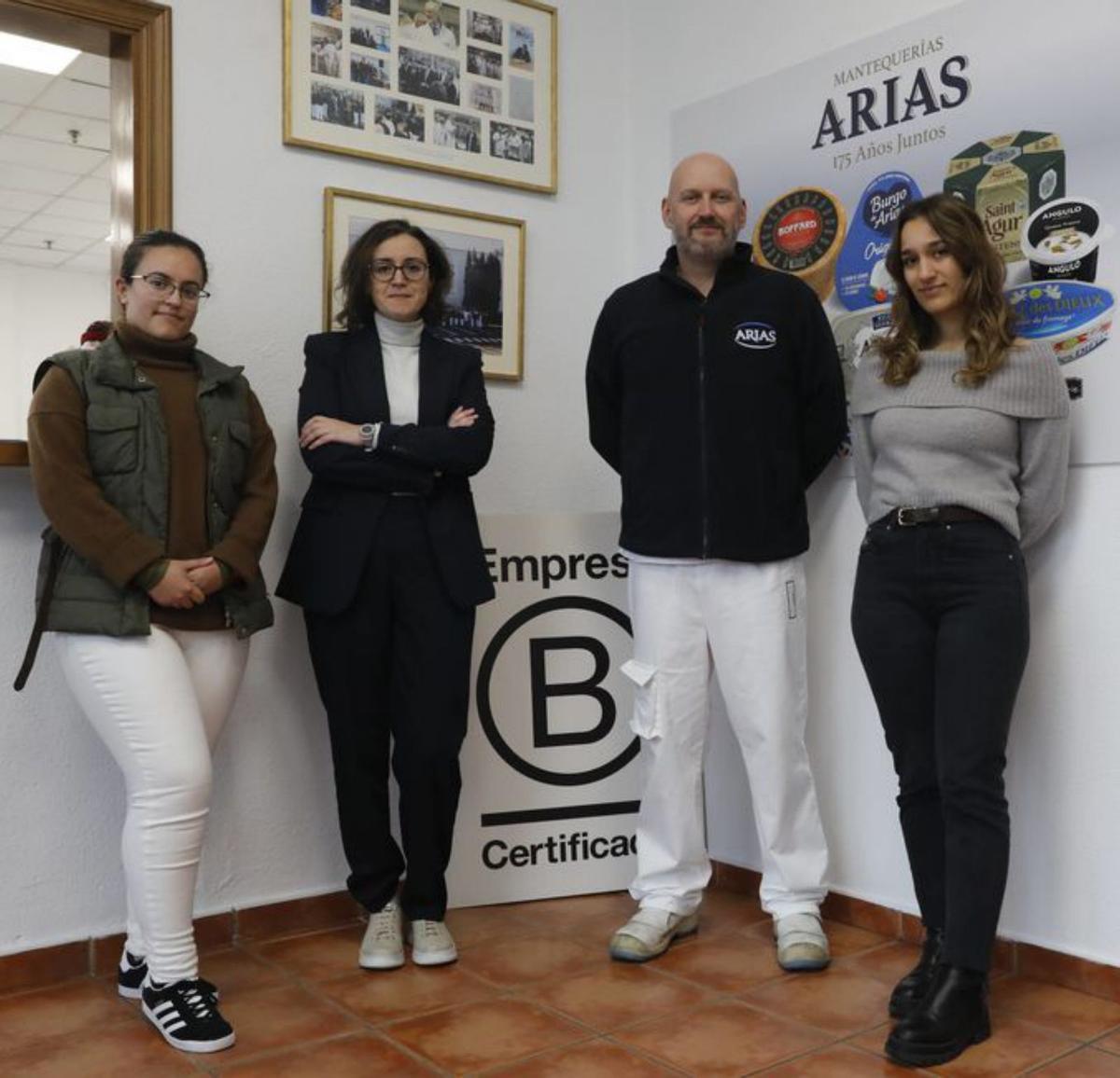 Empezando por la izquierda, la alumna Alicia Escolar, Marta Fernández (tutora del ciclo de Industrias Alimentarias del IES de Pola de Siero), Jorge Prieto (tutor en la empresa y responsable de producción de Mantequerías Arias) y la trabajadora Noemí Diez, en las instalaciones de la compañía láctea. | FERNANDO RODRÍGUEZ