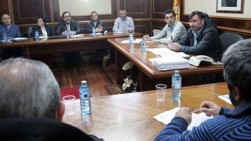 Representantes de los ayuntamientos que acudieron ayer a la reunión. // Bernabé/ Luismy