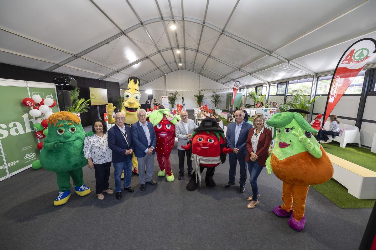 Autoridades y representantes de SPAR Gran Canaria junto a Los Frutis