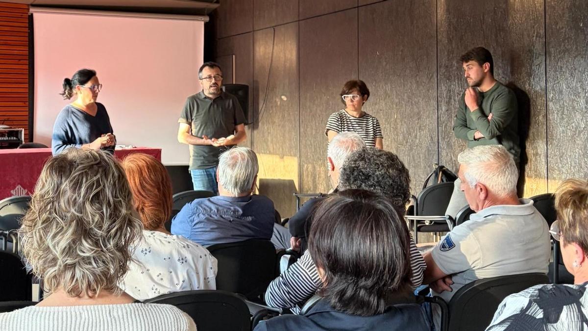 L'alcaldessa, regidors i el representant de Sostre Cívic durant la reunió d'aquest dimecres