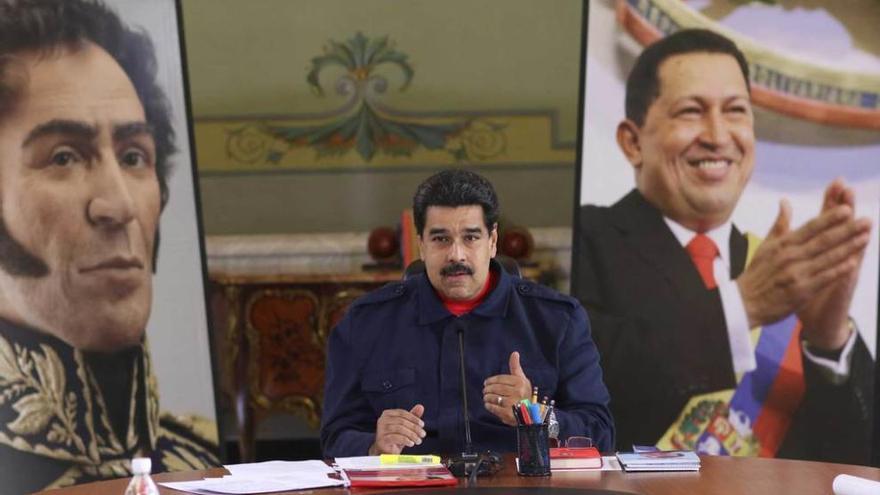 Nicolás Maduro, flanqueado por los retratos de Simón Bolívar y Hugo Chávez, durante una reunión con miembros del Gobierno, el pasado sábado.
