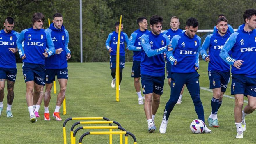 Los jugadores del Real Oviedo, durante un entrenamiento en El Requexón. | David Cabo