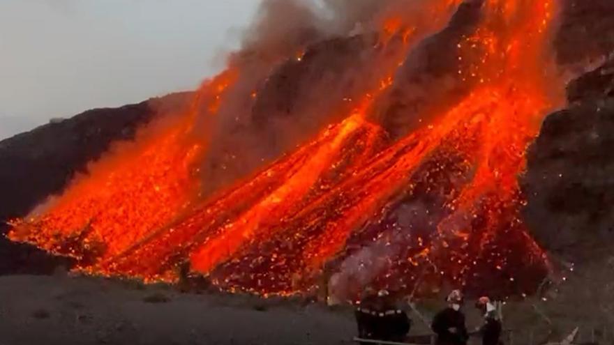 La lava se deliza por la fajana primera en la playa de Los Guirres