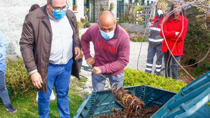 El compostaje se aprende en los centros educativos de Vilagarcía