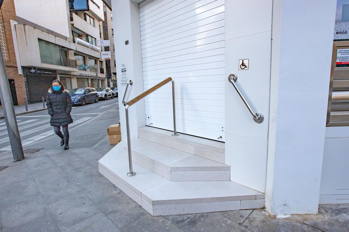 Escaleras de acceso principal a la céntrica farmacia
