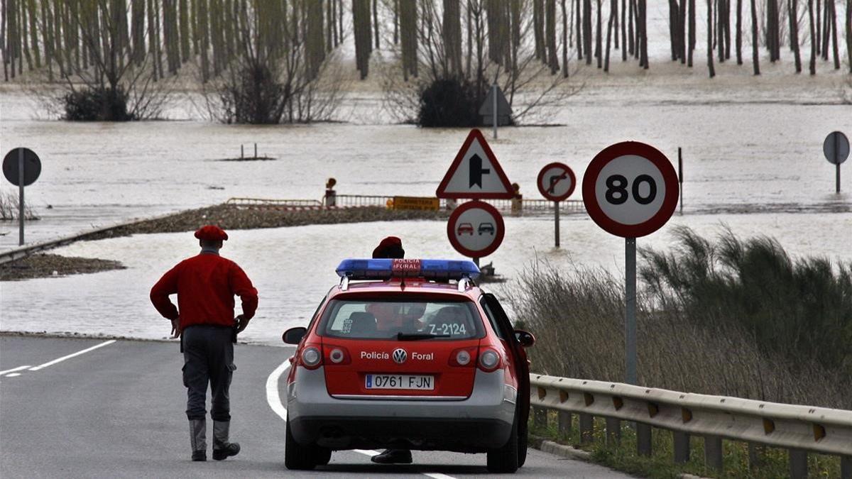 zentauroepp6115597 un polic a foral de tr fico observa la carretera nacional 12181111125727