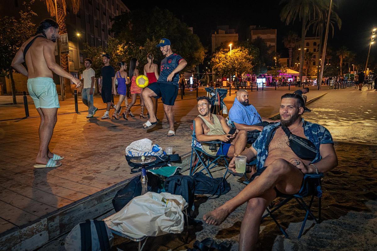 Refugio nocturno: Barcelona se refresca y descansa en sus playas durante las noches calurosas