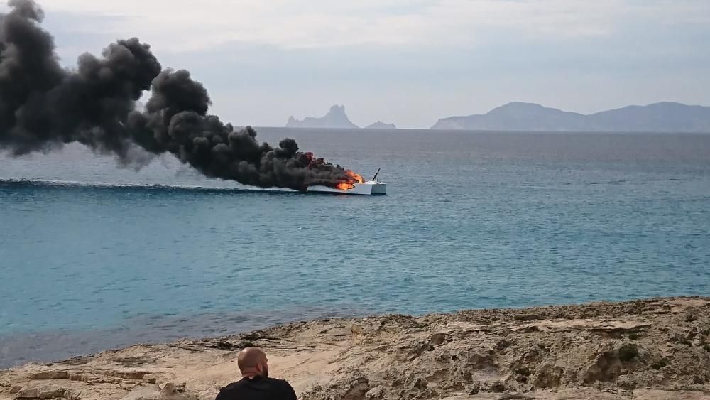 Incendio de un catamarán en Formentera