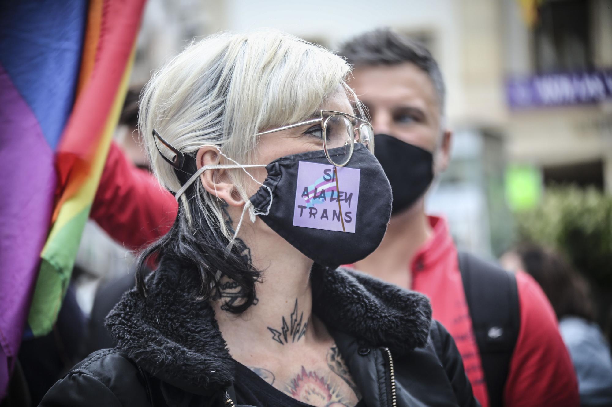 Concentración en contra de la agresión homófoba en el monte Tossal de Alicante