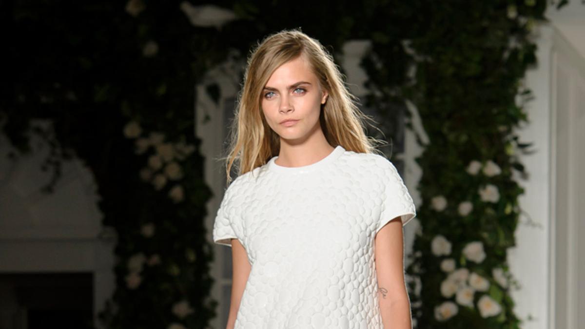 Cara Delevingne con vestido blanco clásico