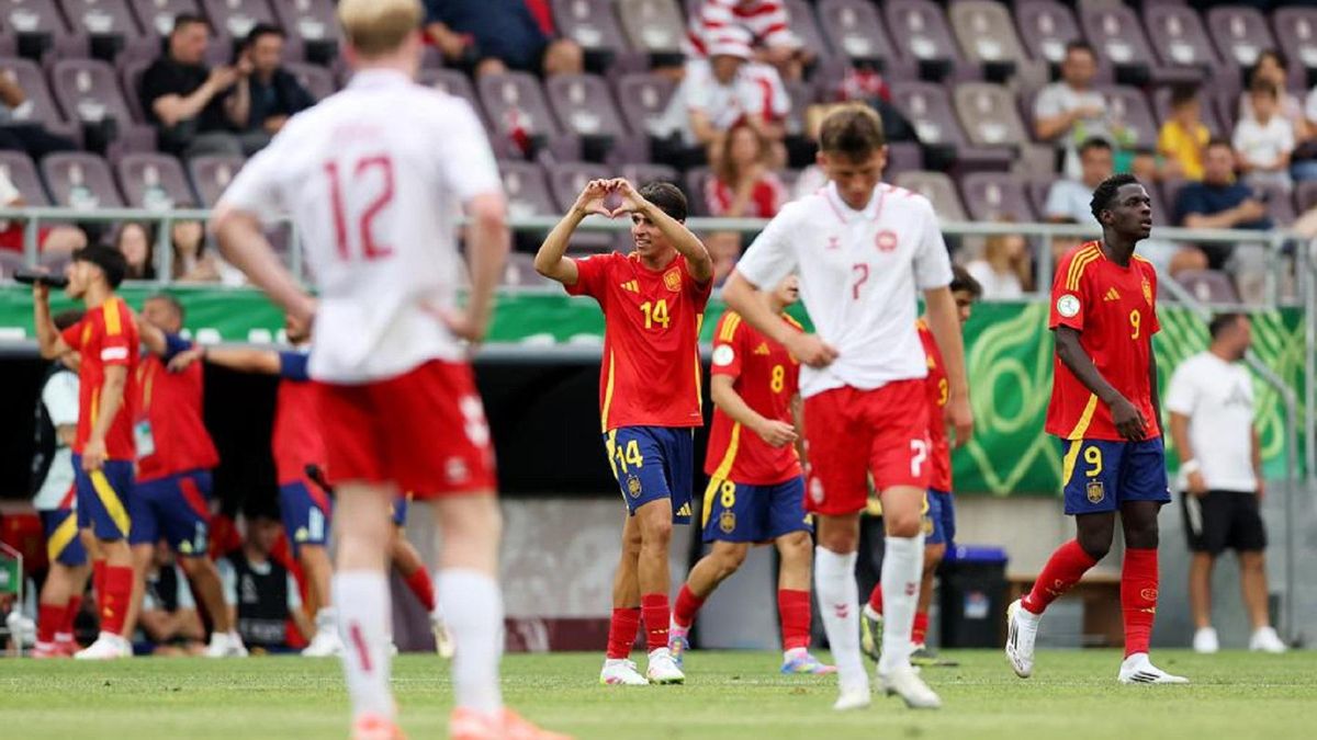 Izan Merino celebra su gol en el Europeo sub-19.